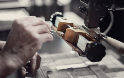 從代工到精品，新加坡文具品牌用皮革與紙張書(shū)寫(xiě)價(jià)值新篇章